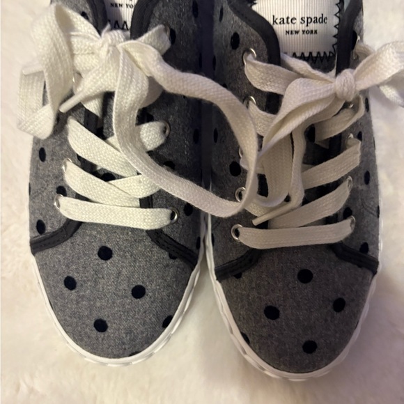 Kids Gray Polka Dot Sneaker sze 8 - Picture 4 of 8